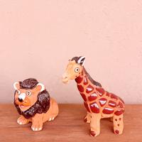 Leone e giraffa in terracotta