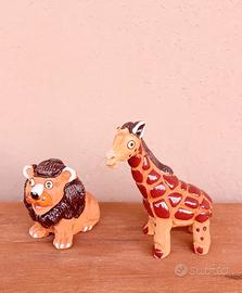 Leone e giraffa in terracotta