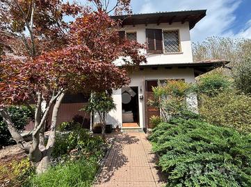 VILLA A SCHIERA A MOTTA VISCONTI