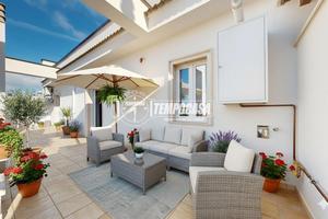 NOVITÀ! Attico ristrutturato con soffitta e terraz