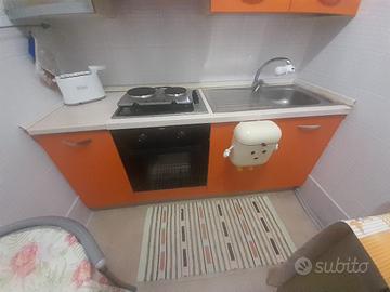 Cucina completa di elettrodomestici