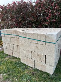 Blocchi in tufo