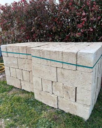 Blocchi in tufo