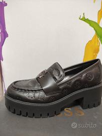 Elleganti mocassini Guess