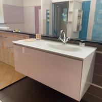 Mobile con top in cristallo e lavabo integrato