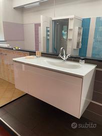 Mobile con top in cristallo e lavabo integrato