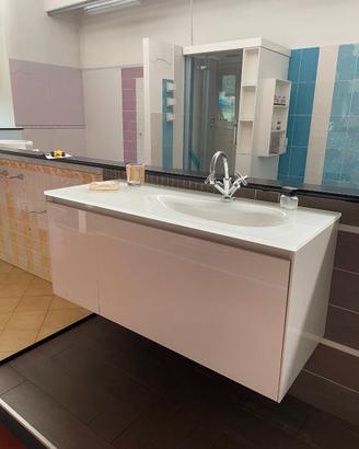 Mobile con top in cristallo e lavabo integrato