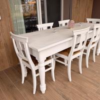 Tavolo in legno con sedie