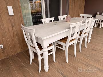 Tavolo in legno con sedie