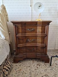 Coppia di comodini classici con sgabello imbottito