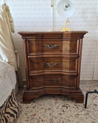 Coppia di comodini classici con sgabello imbottito