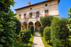 Villa di 867 m² con più di 5 locali e box auto a B
