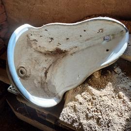 Fontana a parete in ghisa smaltata angolare