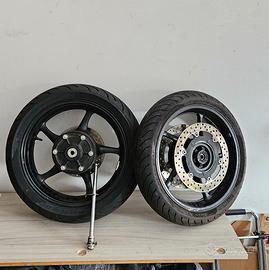 Ruote e gomme 120/70 ZR17 + 160/60 ZR17 (XJ6)
