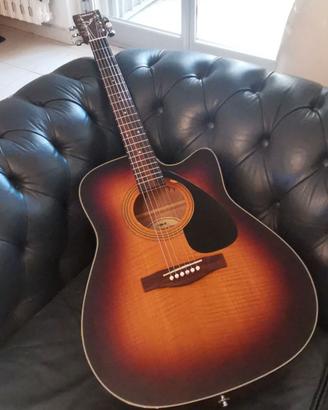 Chitarra acustica Yamaha elettrificata