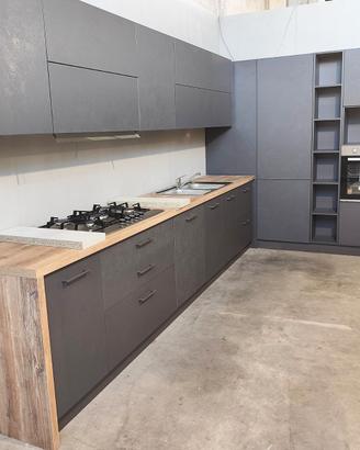 CUCINA DI FINE SERIE NUOVA ADATTABILE