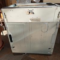 Lavastoviglie da incasso Ariston.