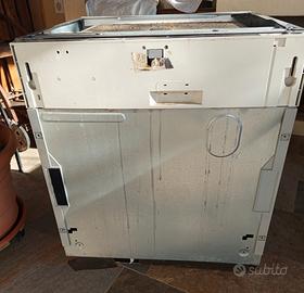 Lavastoviglie da incasso Ariston.