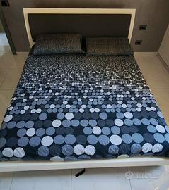 Letto Matrimoniale con testiera in ecopelle e led