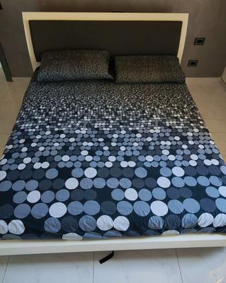 Letto Matrimoniale con testiera in ecopelle e led
