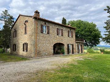 Rustico / Casale di 300 m² con più di 5 locali e p