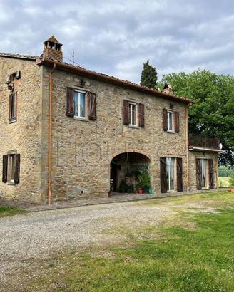 Rustico / Casale di 300 m² con più di 5 locali e p