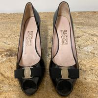 Scarpe dpuntate in vernice nera con nastro