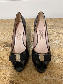 Scarpe dpuntate in vernice nera con nastro