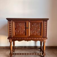 Mobiletto in legno massello intagliato