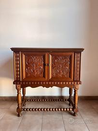 Mobiletto in legno massello intagliato
