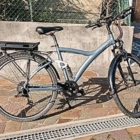 bici trekking elettrica 