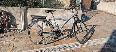 bici trekking elettrica 