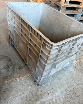 Cassa in plastica grigia