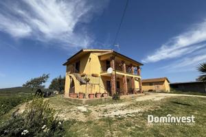Rustico / Casale di 1000 m² con più di 5 locali a 