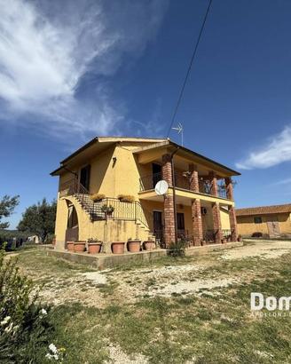 Rustico / Casale di 1000 m² con più di 5 locali a 