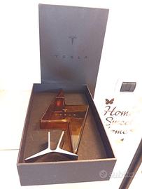 tesla con scatola e supporto ( vuota)