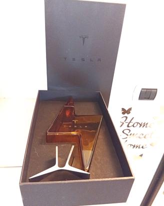 tesla con scatola e supporto ( vuota)