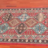 Tappeto stile persiano con motivi geometrici