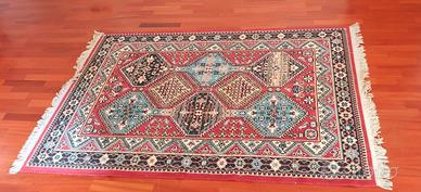 Tappeto stile persiano con motivi geometrici