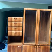 una libreria o vetrina in legno chiaro.