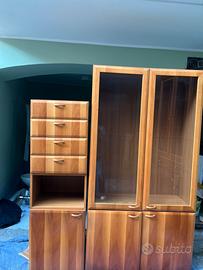 una libreria o vetrina in legno chiaro.