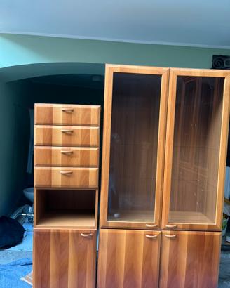 una libreria o vetrina in legno chiaro.