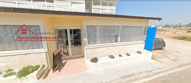 Locale commerciale a Capilungo fronte mare