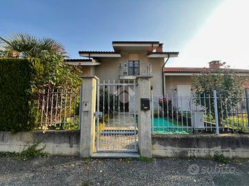 VILLA A SCHIERA A ENVIE