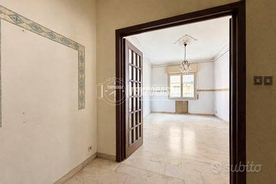 QUADRILOCALE ZONA CENTRALISSIMA COMODO AI SERVIZI