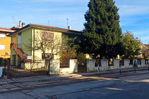 Stra (ve) bifamiliare con giardino privato