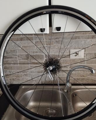Cerchi e pneumatici per bici da corsa 