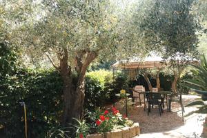 Appartamento con Balconata Vista Mare Giardino