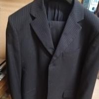 due abiti :1 nero con righine rosse e blu, l'altro