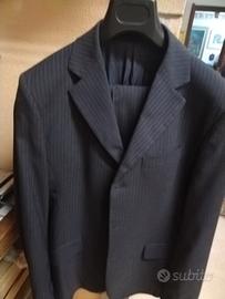 due abiti :1 nero con righine rosse e blu, l'altro